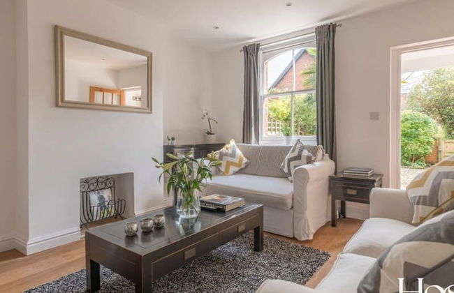 Stunning Character House In The Centre of Henley - Photo 9