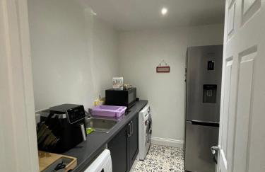 Hendon Basement Studio - Photo 12