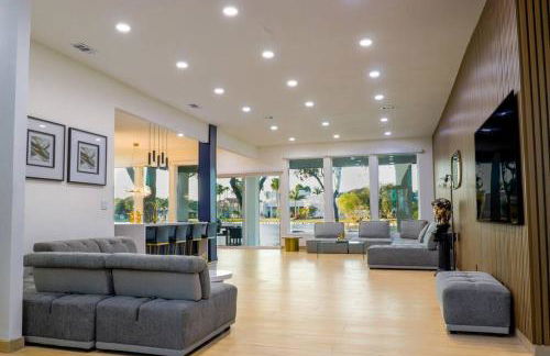 Lake Home: Relax and Unwind in Mission Hidden Gem - Photo 7