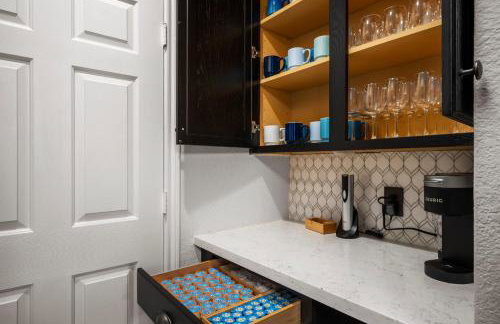 Upscale 4BR Cypress Home w Pool, Hot Tub, Theater, Sleeps 20 - Foto 31