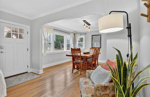 Warm and Inviting 3BR Craftsman with Big Kitchen - Foto 28