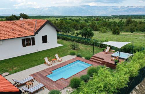 Villa Ena with Pool & Jacuzzi - Photo 15