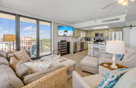 New dog-friendly Listing! Updated direct oceanfront with spacious balcony and heated pool - Foto 45
