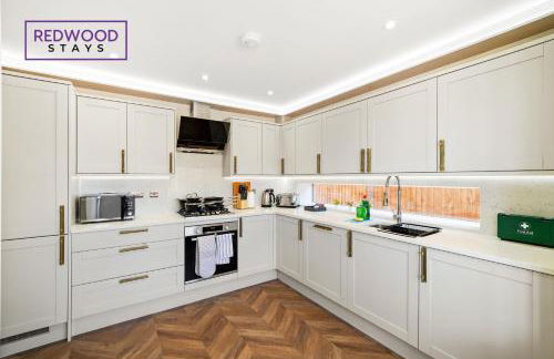 Spacious 4 Bedroom 2 Bath Serviced Home For Contractors & Families with X2 Free Parking Spaces, Fast WiFi - Hosted By Redwood Stays - Foto 15