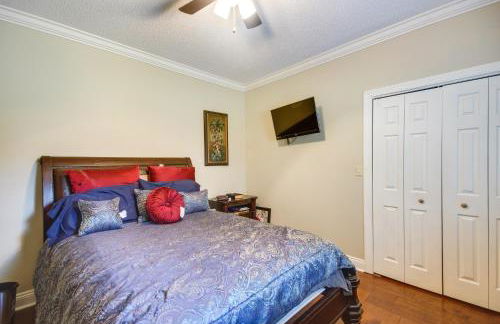 Homey Greenwood Getaway with Patio and Backyard - Foto 14