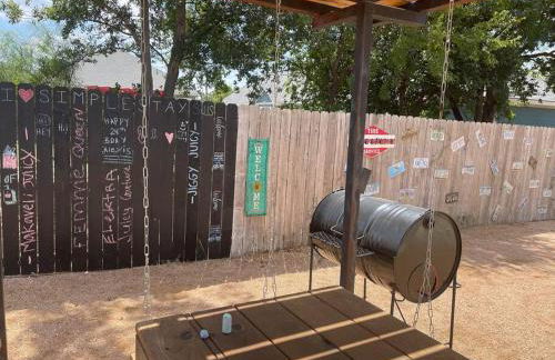 Walk to the Alamodome! Sleeps 6, Pet Friendly - Foto 24