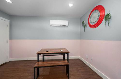 Chic & Cozy 1BR Apt with Free Parking & King Bed - Foto 6