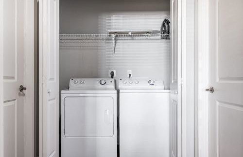 2BR Balcony Suite Gym & Pool Downtown at CityWay - Foto 45