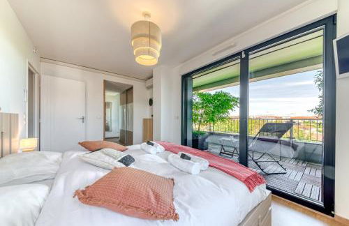 GuestReady - Chic Stay with Jacuzzi and Parking - Photo 12