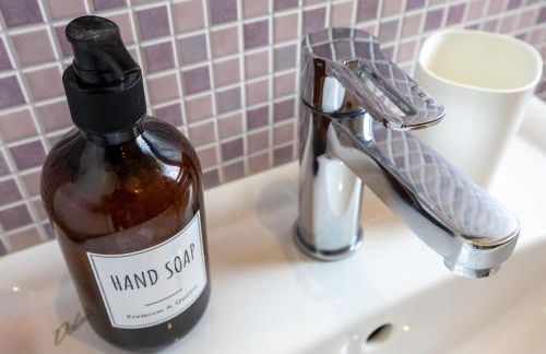 Azure Oasis with parking near the airport & beach - Foto 27