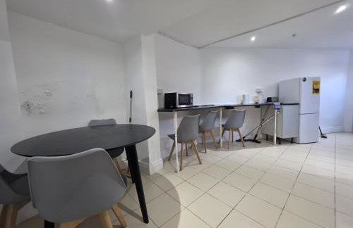 Spacious 3-Bedroom Apartment Near Stratford, 1 Minute From Train Station - Foto 4