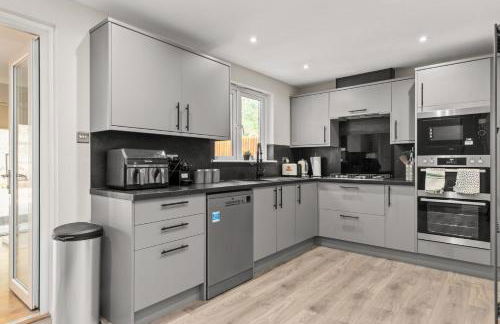 Polmont Haven: Spacious 4- Bedroom Retreat - Foto 13