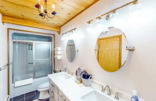 Hot Tub, Lake Views! All-Season Hinsdale Haven - Foto 19