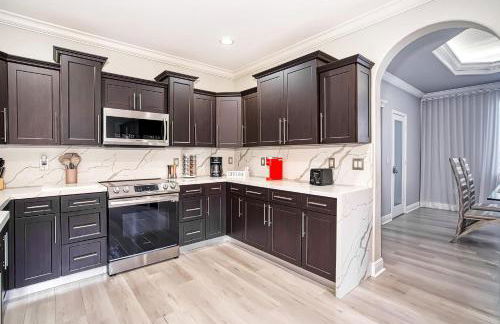 Luxury Tropical Living , 4BR w Backyard Pool Oasis - Foto 15