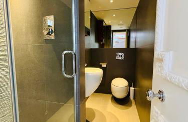 Elegant and Modern 3-Bedroom Victorian House in Westminster, London - Photo 17