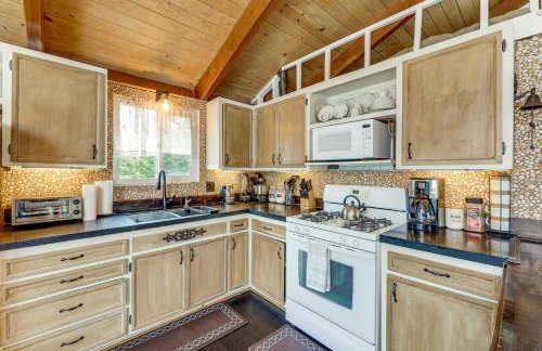 2 Mi to Lake Arrowhead! Mtn-View Hideaway with Deck - Foto 11