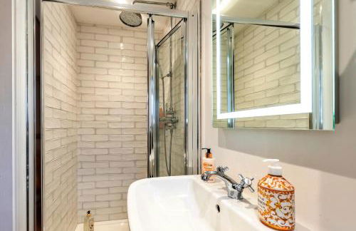 Finest Retreats - South Downs Lodge - Photo 11