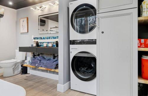 New Sunday River Ski Retreat with Hot Tub Spa - FirePit Sleeps 16 - Foto 72