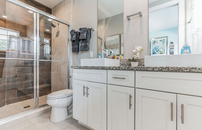 Elegant Townhome Near Disney â Private Suites! 4 Bedroom Townhouse by RedAwning - Photo 16