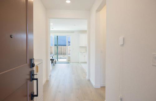 Modern Charming 4BR Home, Family Friendly, Office Space, Fast WiFi, Free Parking - Foto 4