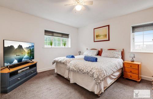 Silver Stag Properties Large 4 bed Property - Photo 8