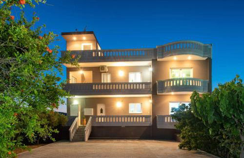 Majestic Villa - Photo 1