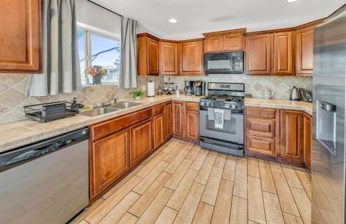 NEW! HUGE 5BR Mountain Views Game Room Hot Tub Lawn Games BBQ - Photo 12