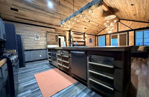 Cozy Wood-Interior Lodge with Screened Patio, Fire-Pit Table, Grill & Fast WiFi in Goreville, Illinois - Photo 17