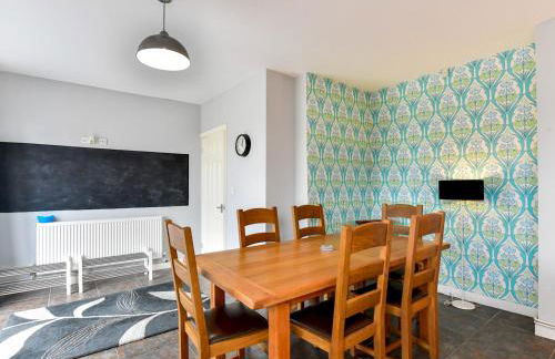 Spacious 4 Bedroom home with Parking Garden - Pass the Keys - Foto 38