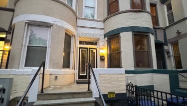 Classy Victorian Brownstone Subway Shopping - Photo 3