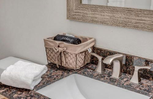 Chic Poolside Oasis - Karaoke - BBQ - Games - Foto 36