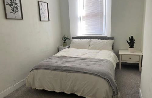 Modern 3-Bedroom Home with Cozy Cinema-Style Living Space - Foto 9