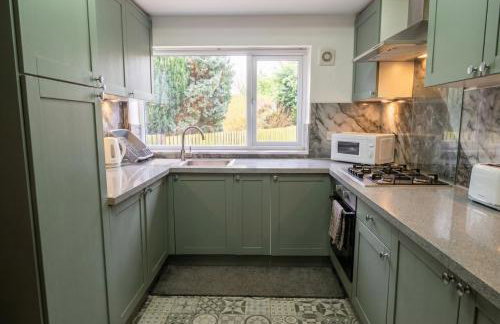 Family-Friendly Detached House Near Leeds and Bradford with Garden - Foto 9