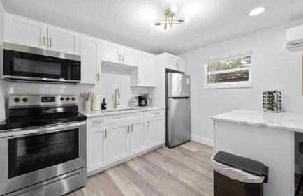 Modern-Retro Themed Home Close to Coffee + Food! - Foto 3