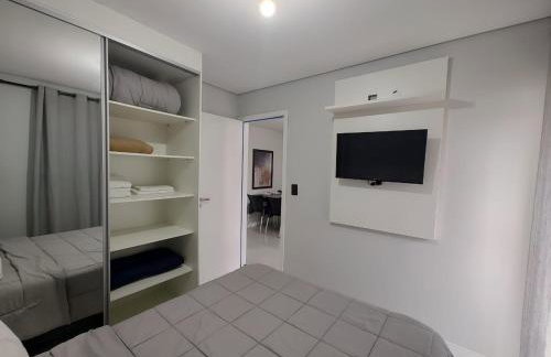 Apto com lazer completo, piscina, ar, mercadinho e pet friendly a 1 min da praia - Photo 10