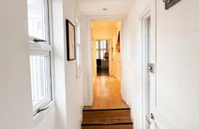 NEW! 2 bedroom Flat, Free Parking, PS5 and Netflix, ideal for professionals, relocators and families 1 minute to the centre and station - Foto 16