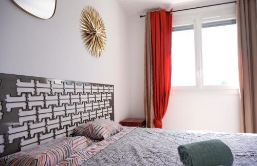 Le Remarquable à Saint Martin d'Hères - Situé au Calme - Proche de Grenoble des Centre de Formations et du Campus - 1 Lit King Size et un lit simple - Climatisation - Balcon - Parking gratuit - Vue montagne - Proche Station de Ski - Foto 2