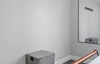 Cozy & Warm 2nd Flr Mid Term Rental - Photo 11