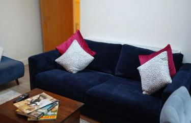 Luxury 1 bed apartment close to Airport and Exhibition centre ideal for short long term stays very cosy nicely furnished for comfort with all mod cons FreeParking on site Free WIFI - Foto 22