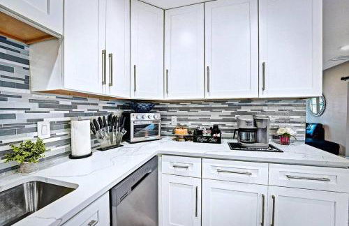 NEW Waterfront Tropic Oasis - Heated Pool, Canal, Dock, Air Hockey - Foto 16