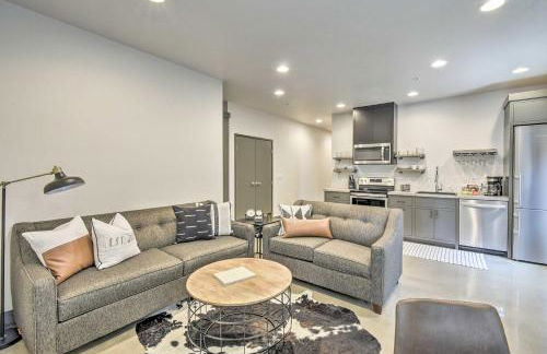 Elkhart Lake Townhome - 20 Mi to Sheboygan! - Foto 1