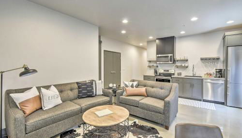 Elkhart Lake Townhome - 20 Mi to Sheboygan! - Foto 1