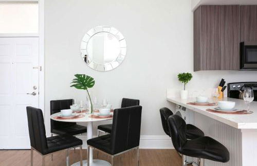 Bright 2BR Loft Sleeps 7 with Full Kitchen and Fast WiFi - Foto 15