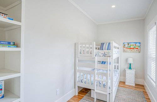 NEW LISTING Six Bedrooms - Private Dock - Steps to the Beach - Sleeps 14 - Foto 37