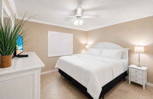 Waterfront Island Oasis! Heated Pool with Stunning View & 2 Full Bath - Foto 6