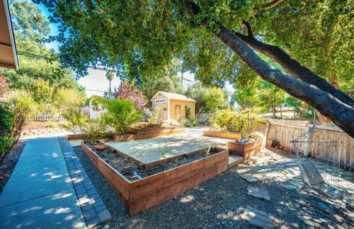 Lavender & Vine - Downtown Retreat with Hot Tub and Fire Pit! - Foto 34