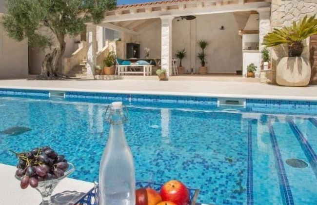 Luxury Villa Dolce Vita with Pool - Photo 31