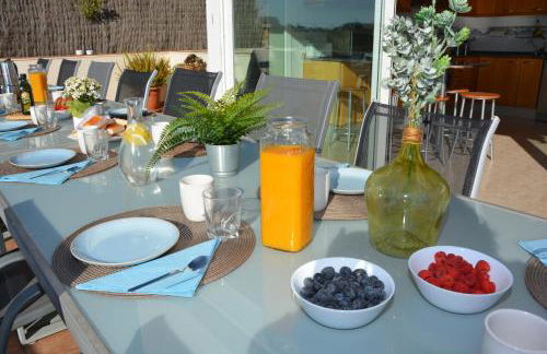 Villa Med A 2 kilometros andando de la playa, del puerto de Aguadoç y a 4 del centro de Sitges Muy Soleada todo el dia Capacidad superior a 16 personas NO REQUIERE COCHE - Foto 9