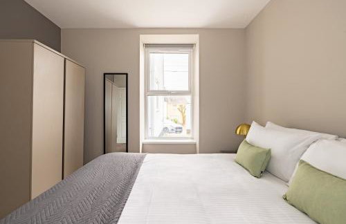 Plymouth by Charles Hope - Foto 53