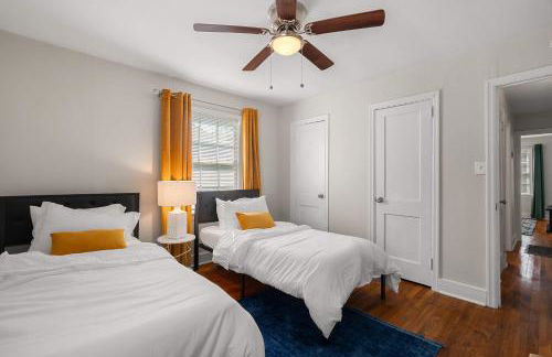 Cozy 4BR Home Pet Friendly Large Yard & Patio - Foto 35